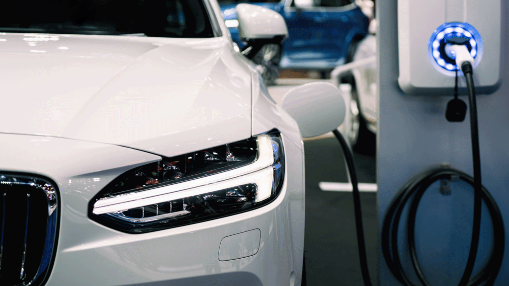 Véhicule électrique occasion en charge parking résidentiel